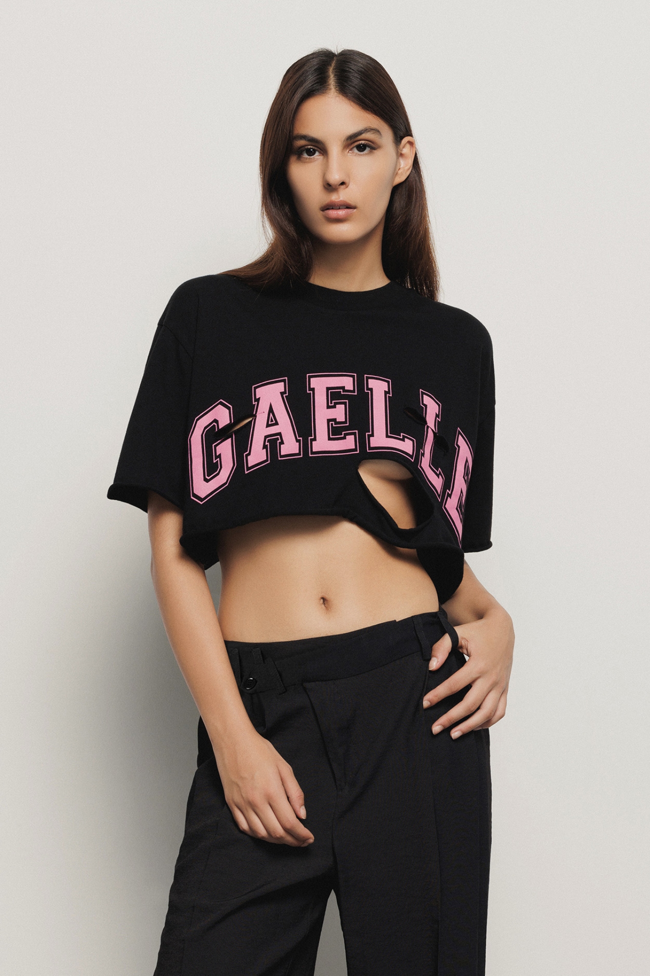 T shirt crop in jersey paricollo dettaglio taglio con stampa • Nero