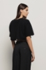 T shirt crop in jersey paricollo dettaglio taglio con stampa • Nero