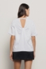 T-shirt paricollo con dettaglio apertura sul retro • Bianco