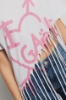 T-shirt lunga girocollo con fondo laserato a frange e stampato • Bianco