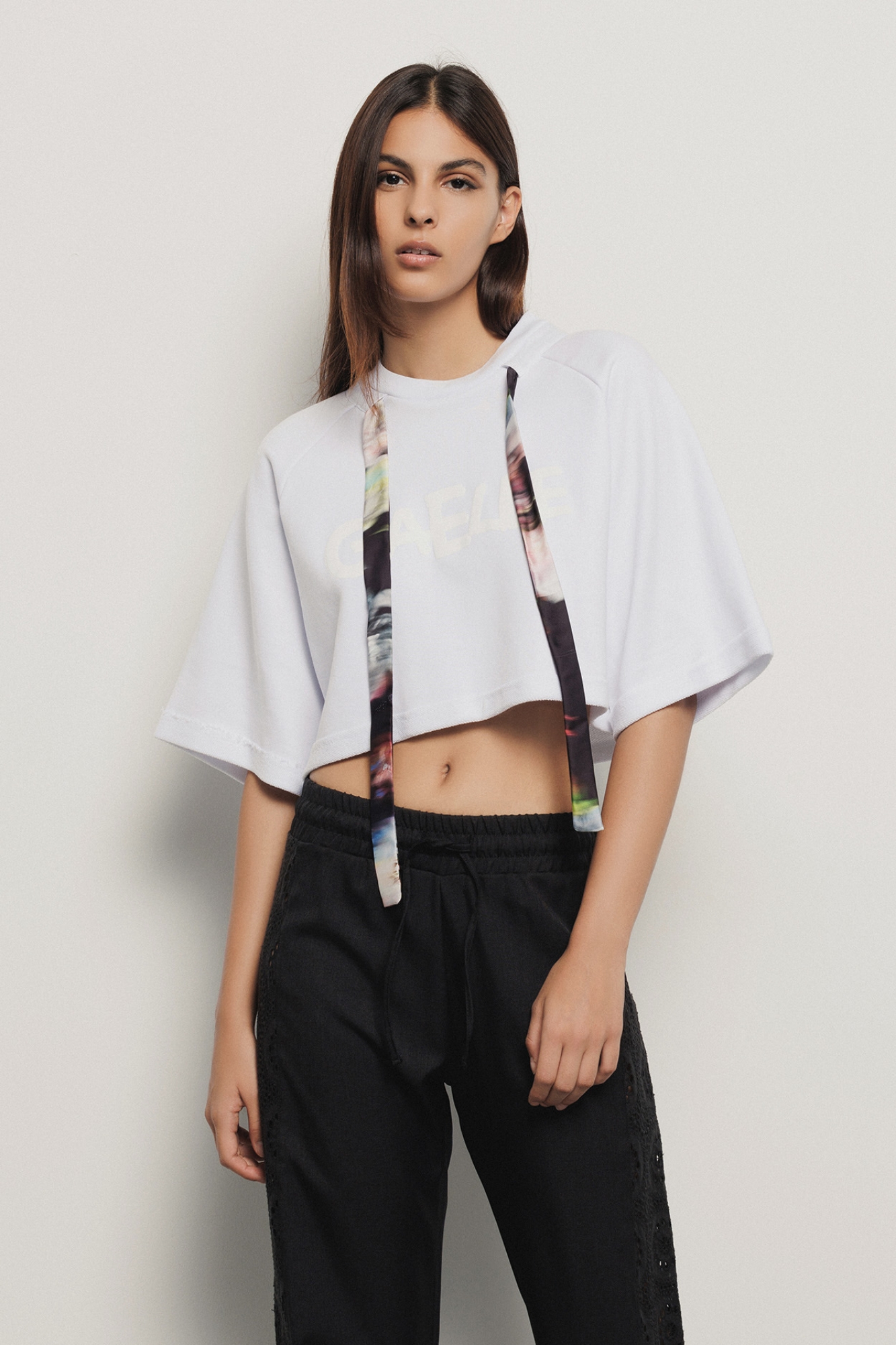 Felpa paricollo mezza manica crop raglan con laccio fantasia e stampa • Bianco
