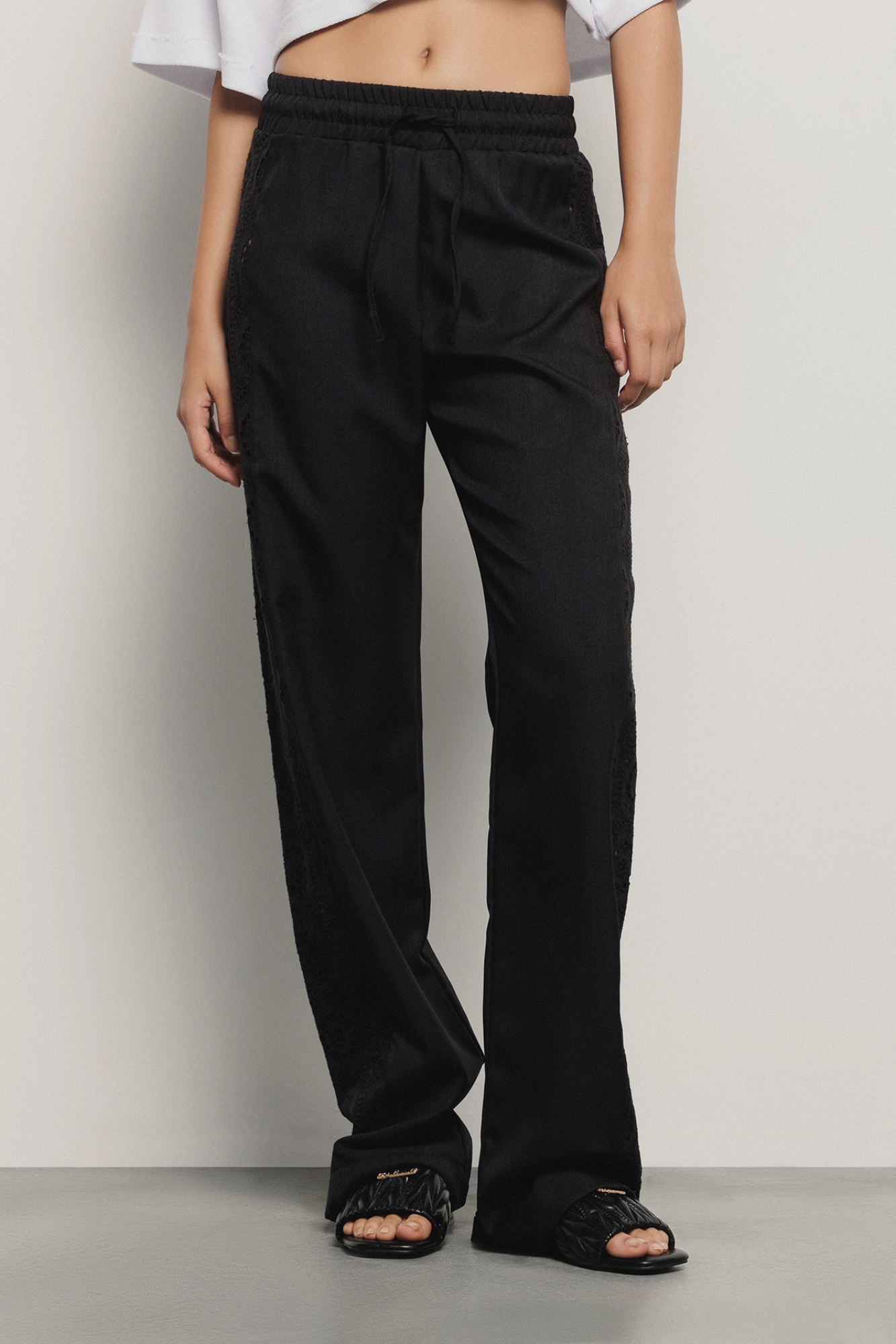 Pantalone in twill dritto con inserti in pizzo san gallo • Nero
