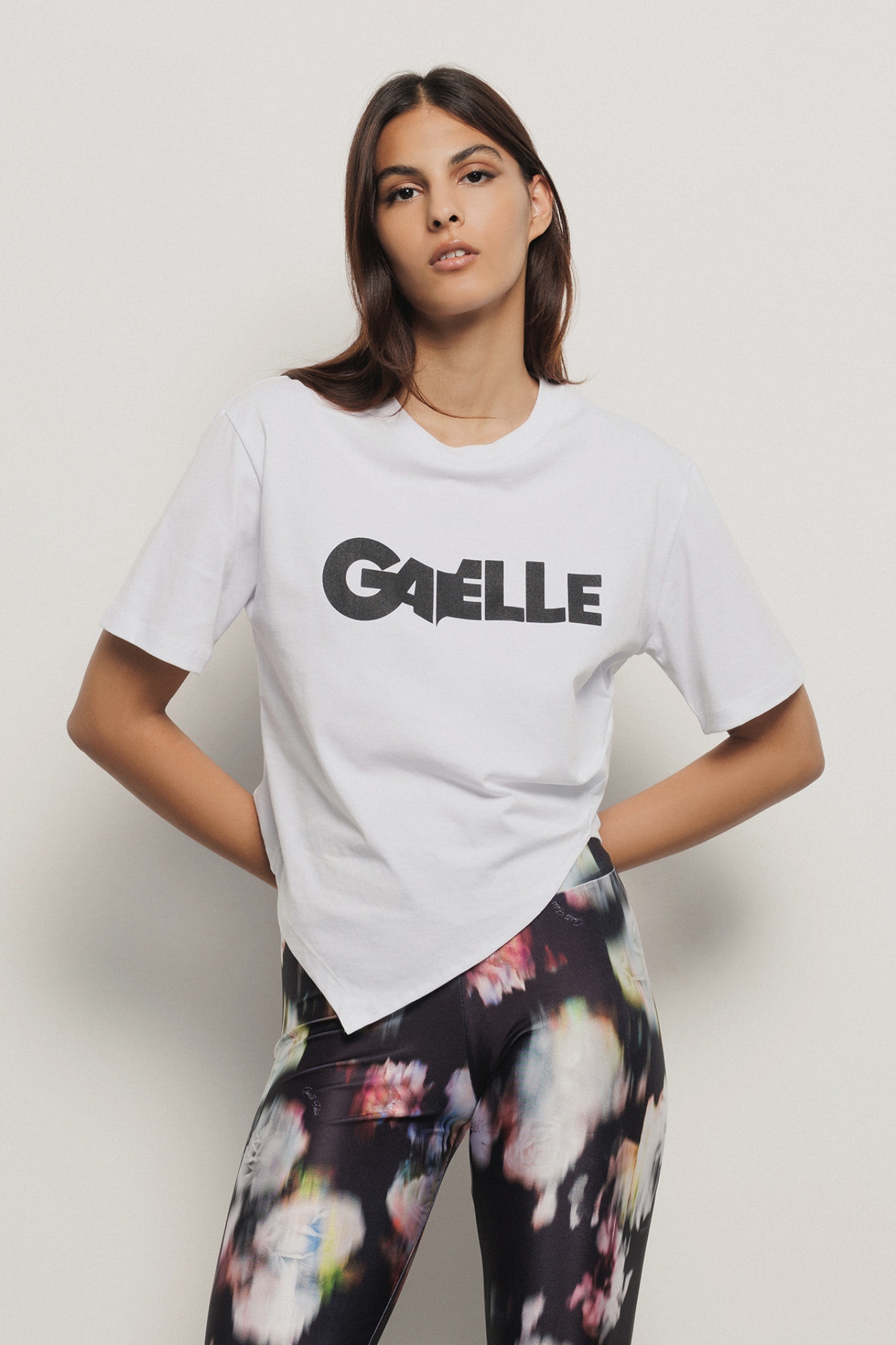 T shirt in jersey assimetrica paricollo con dettaglio pieghe e stampa • Bianco
