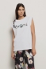 T shirt in jersey paricollo smanicata con dettaglio spalla con stampa • Bianco