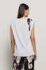 T shirt in jersey paricollo smanicata con dettaglio spalla con stampa • Bianco