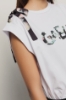 T shirt in jersey paricollo smanicata con dettaglio spalla con stampa • Bianco
