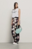 T shirt in jersey paricollo smanicata con dettaglio spalla con stampa • Bianco