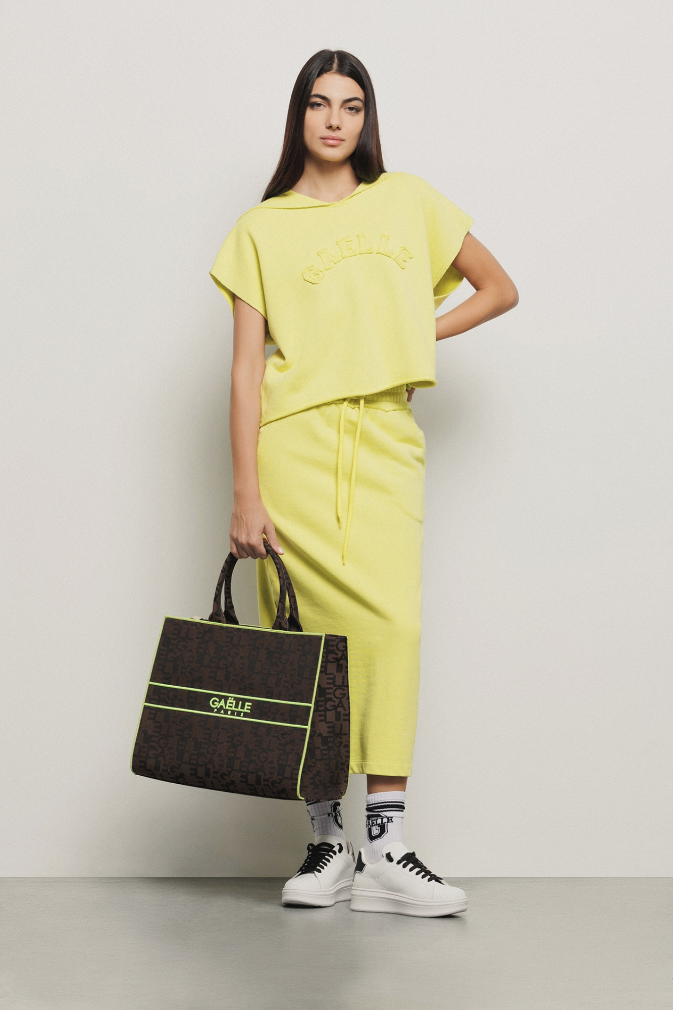 Maxi shopper con allover jacquard e logo in metallo • Marrone