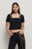 T-shirt crop con dettaglio scollo quadrato con bottoni oro logati • Nero
