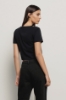 T-shirt crop con dettaglio scollo quadrato con bottoni oro logati • Nero