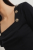 T-shirt crop con dettaglio scollo quadrato con bottoni oro logati • Nero