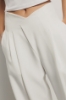 Pantalone a vita alta con riprese in cady • Gesso
