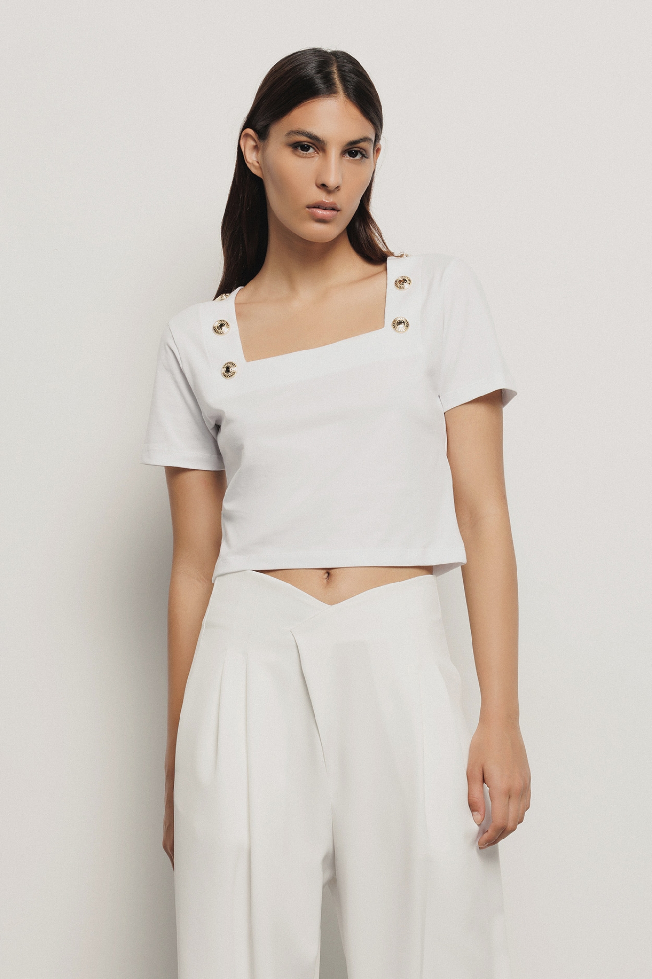 T-shirt crop con dettaglio scollo quadrato con bottoni oro logati • Bianco