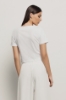 T-shirt crop con dettaglio scollo quadrato con bottoni oro logati • Bianco
