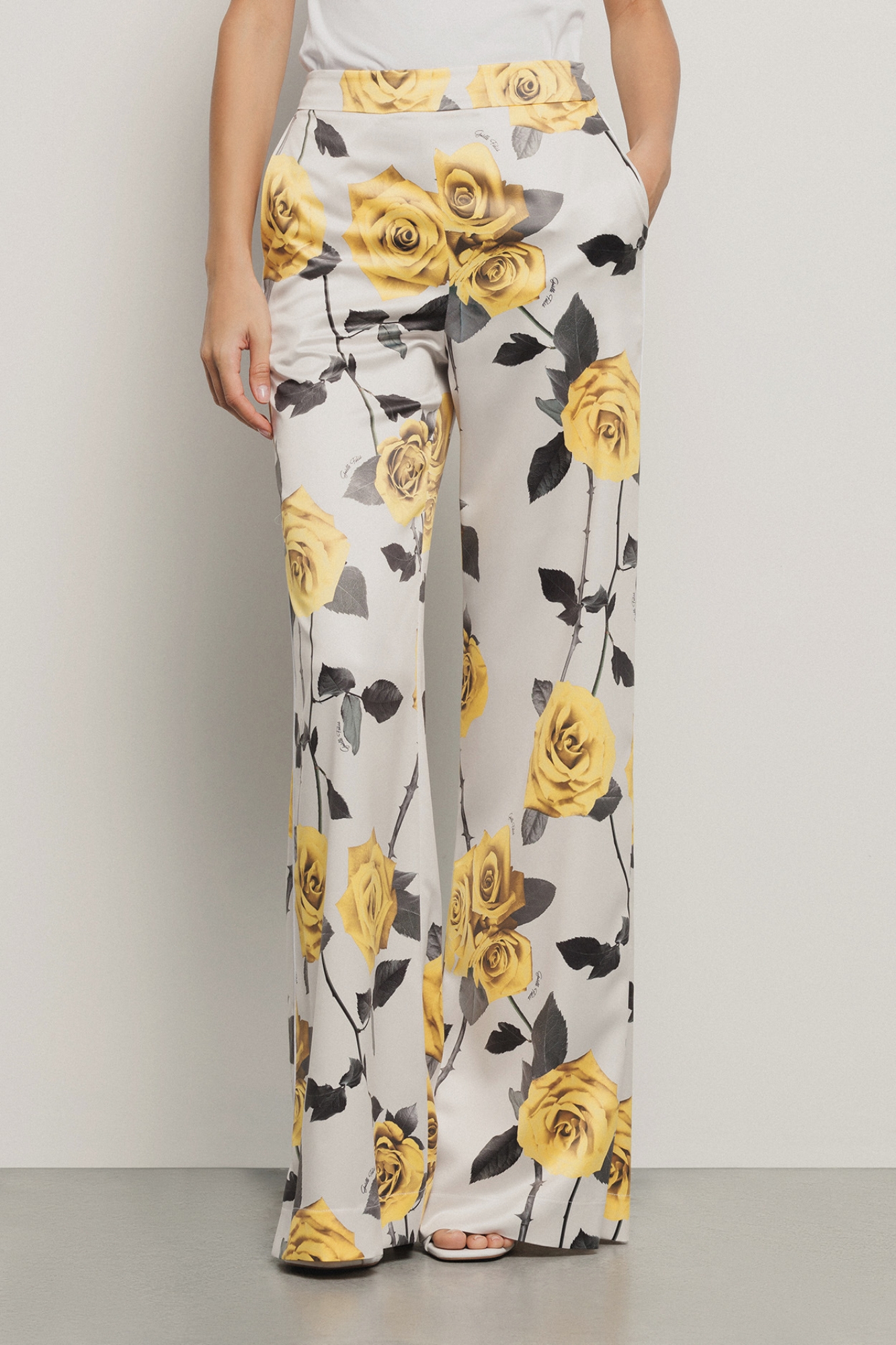Pantalone a palazzo in raso stampato • Rose gialle