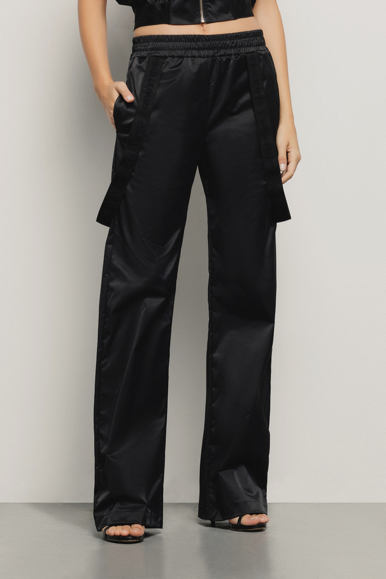 Pantalone dritto con dettaglio nastro logato • Nero