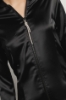 Felpa zip attillata con tasca su braccio con dettaglio tira zip • Nero
