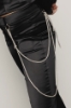 Pantalone a trombetta con vita bassa con dettaglio accessorio • Nero