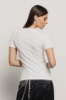 T-shirt paricollo con logo in strass+borchie • Bianco