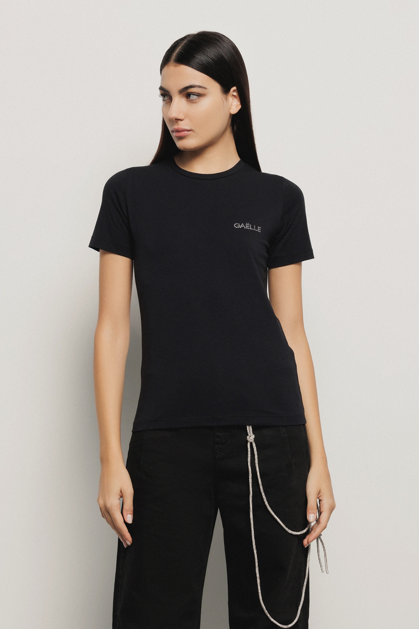 T-shirt paricollo in bielastico con logo in strass • Nero