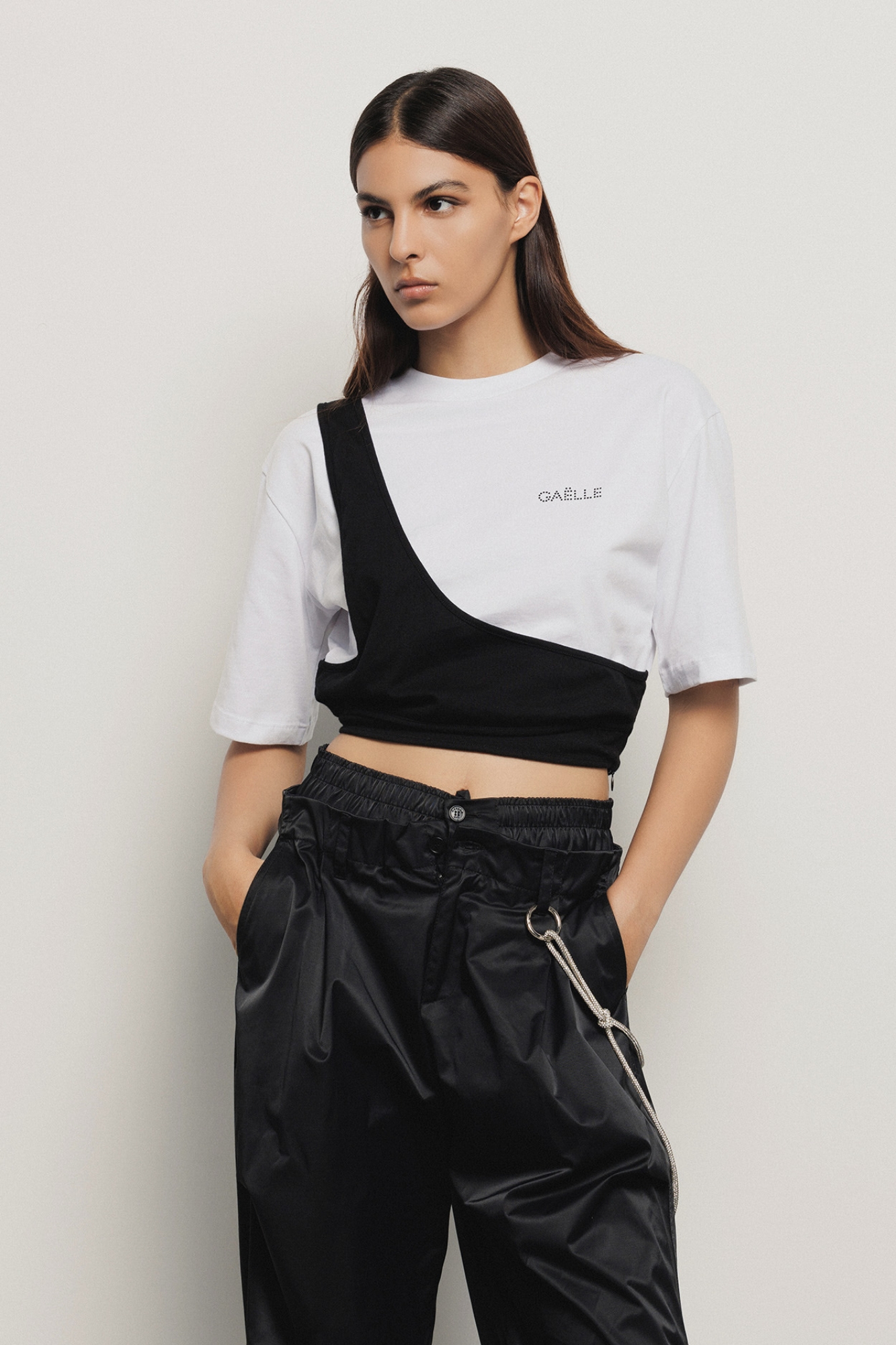 T-shirt crop con dettaglio monospalla • Bianco