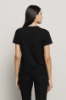 T-shirt paricollo con ricamo • Nero