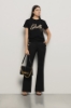 T-shirt paricollo con ricamo • Nero