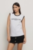 T-shirt parocollo smanicata con logo stampa e bottoni logati oro • Bianco