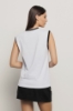 T-shirt parocollo smanicata con logo stampa e bottoni logati oro • Bianco