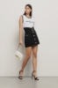 T-shirt parocollo smanicata con logo stampa e bottoni logati oro • Bianco