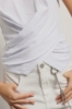 T-shirt smanicata con incrocio sul davanti e logo in strass neri • Bianco