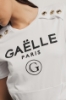 T-shirt crop paricollo in bielastico con stampa e bottoni oro logati • Bianco