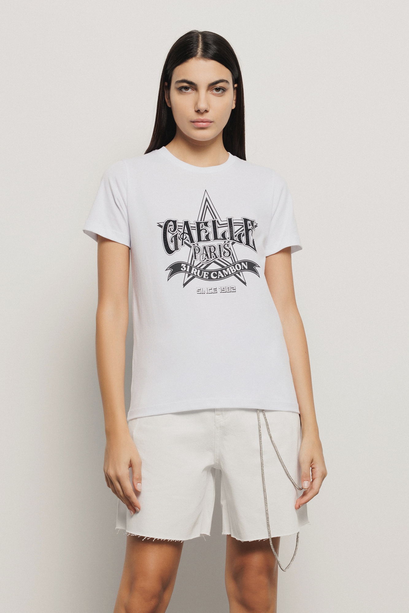 T-shirt paricollo con stampa logo e applicazione strass neri • Bianco