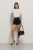 T-shirt paricollo in bielastico con logo oro lato cuore • Bianco