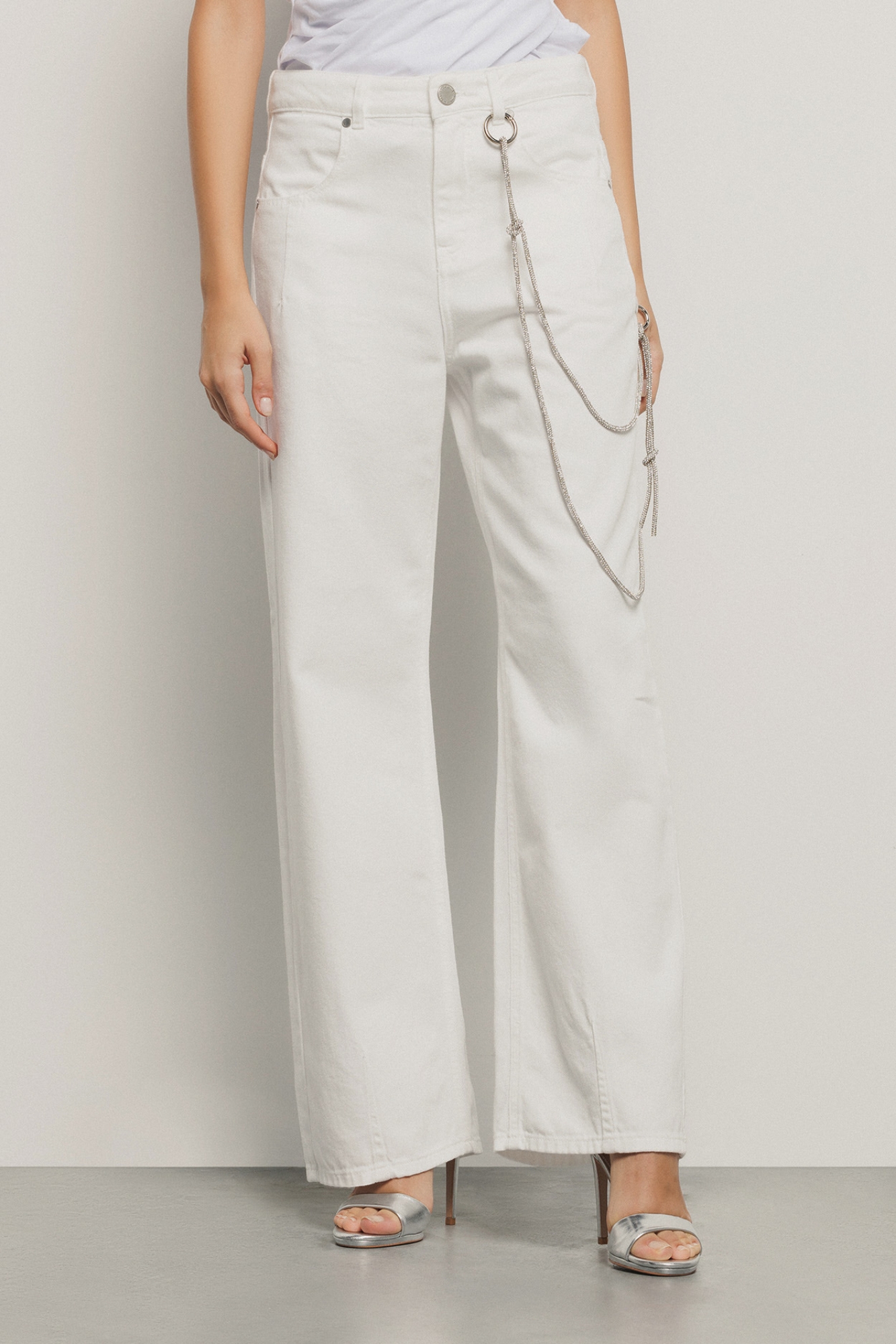 Pantalone boy over loose fit con catene strass • Off white