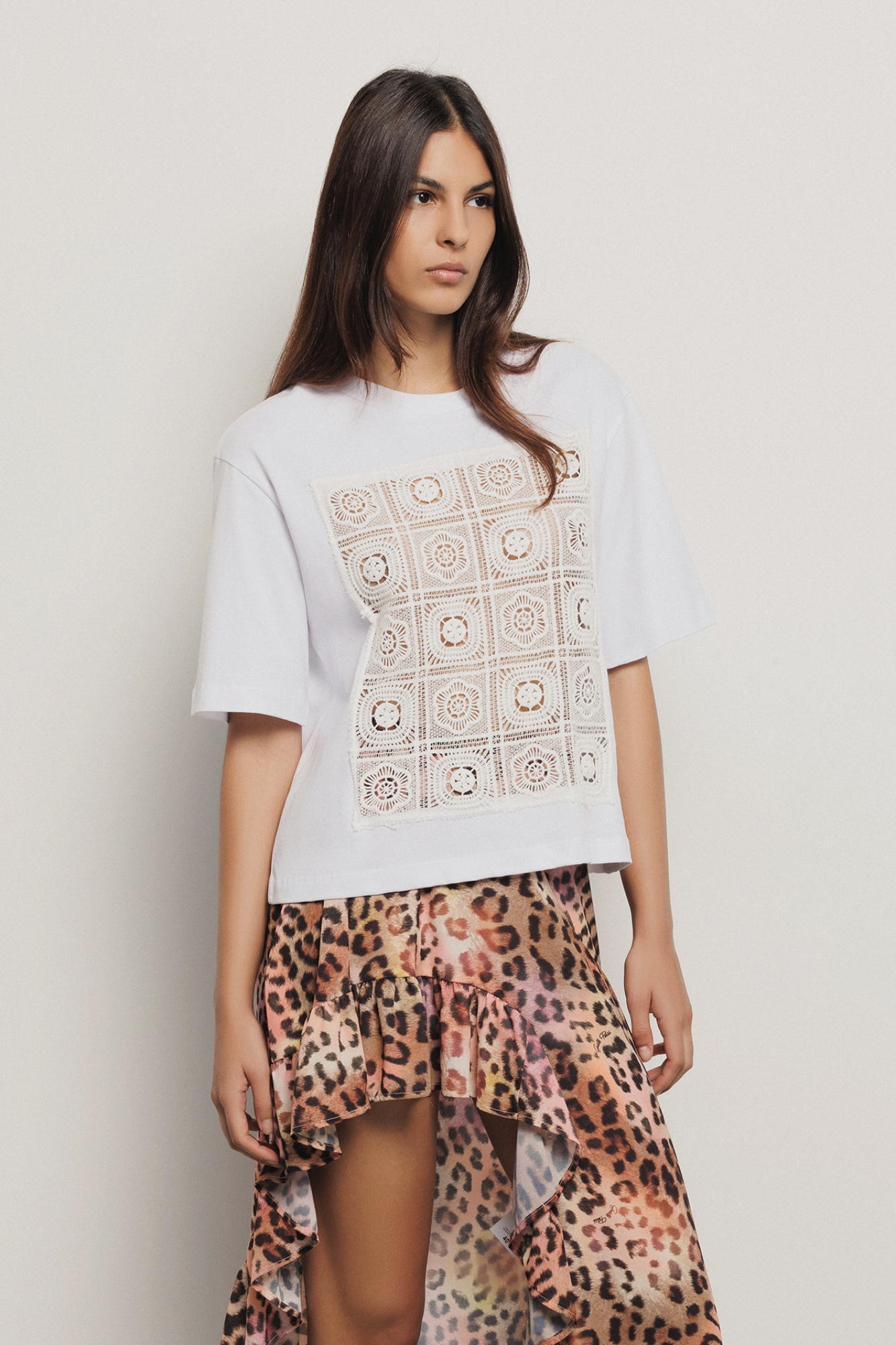 T-shirt cropped con inserto in pizzo macramè • Bianco