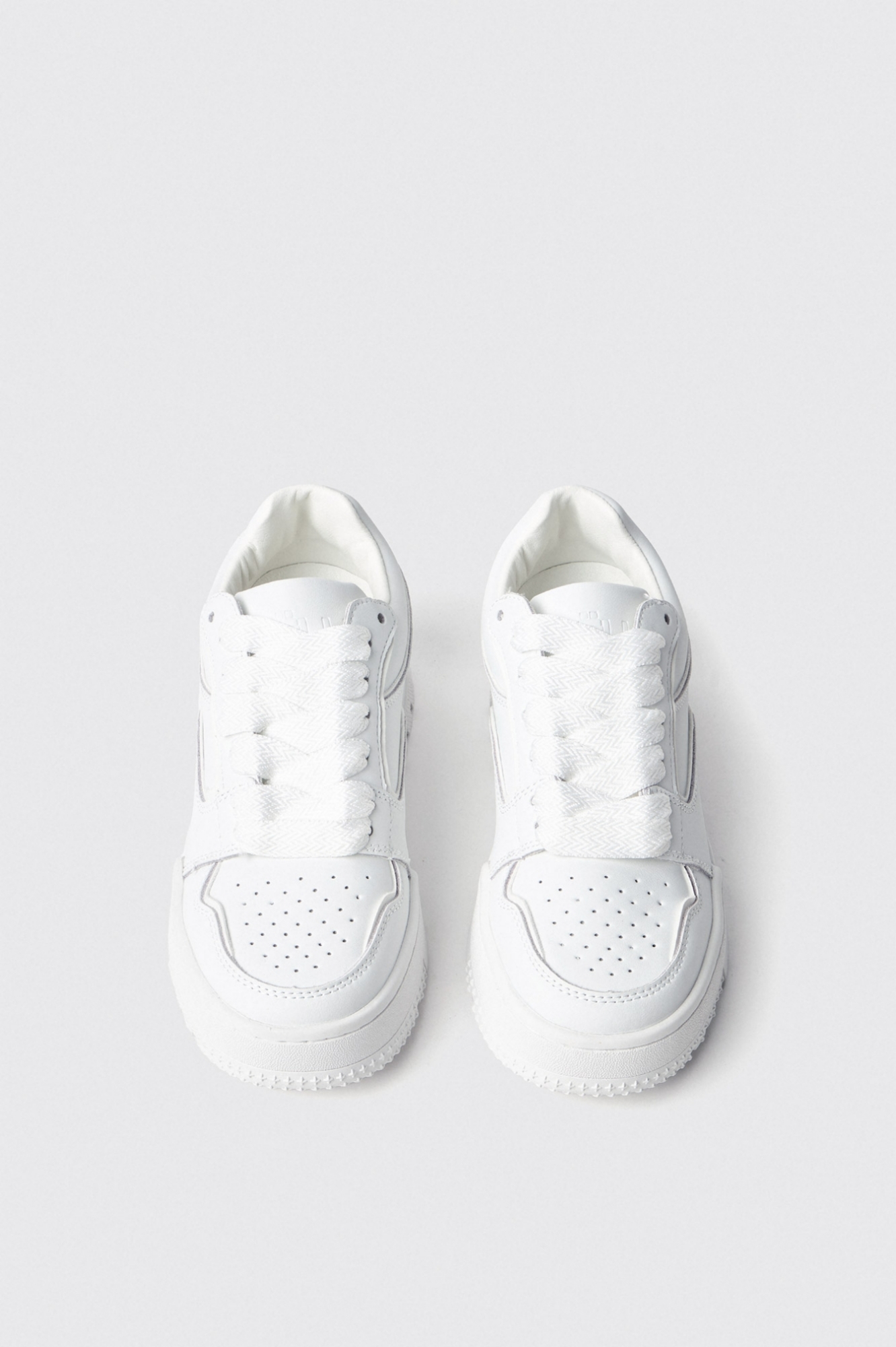 Sneakers skaters in action leather con logo embossed • Bianco