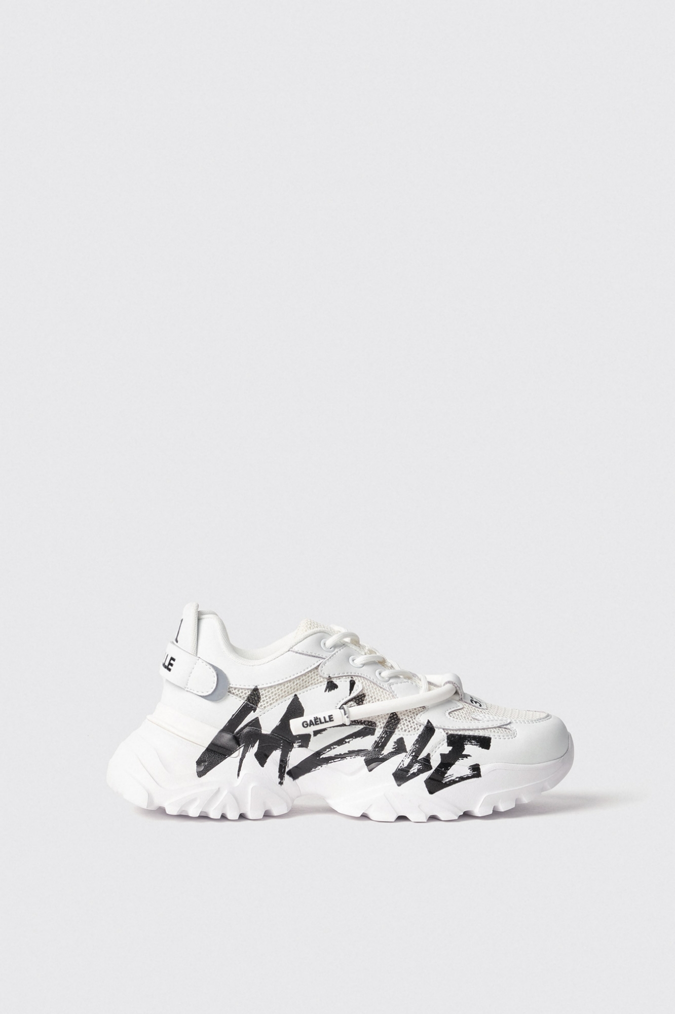 Sneakers runner in mesh con stopper logato in rubber e stampa logo • Bianco