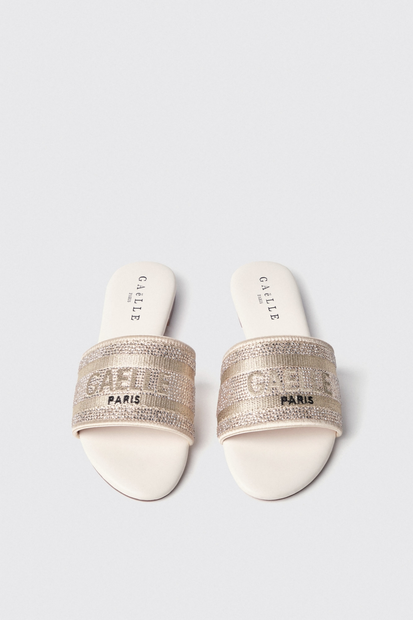 Sandalo flat in cotone con strass e logo ricamato • Oro