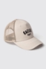 Cappello trucker con rete e ricamo • Sabbia