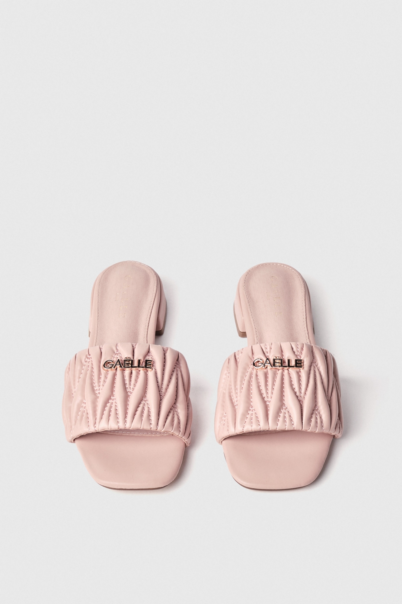 Sandalo in matelasse' con placchetta logo • Nude