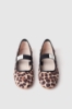 Ballerina flat con tessuto animalier e logo su elastico • Animalier beige