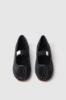 Ballerina flat in suede con strass e etichetta logo su elastico • Nero