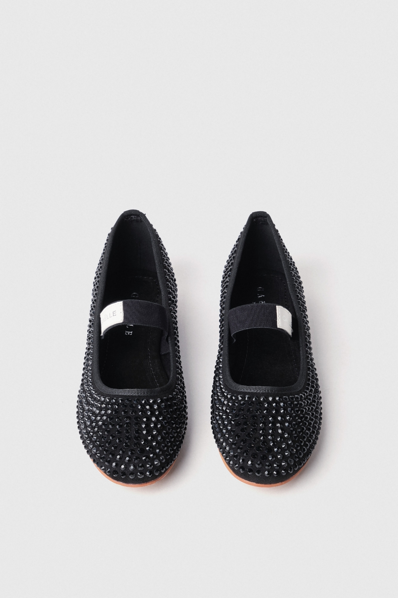 Ballerina flat in suede con strass e etichetta logo su elastico • Nero