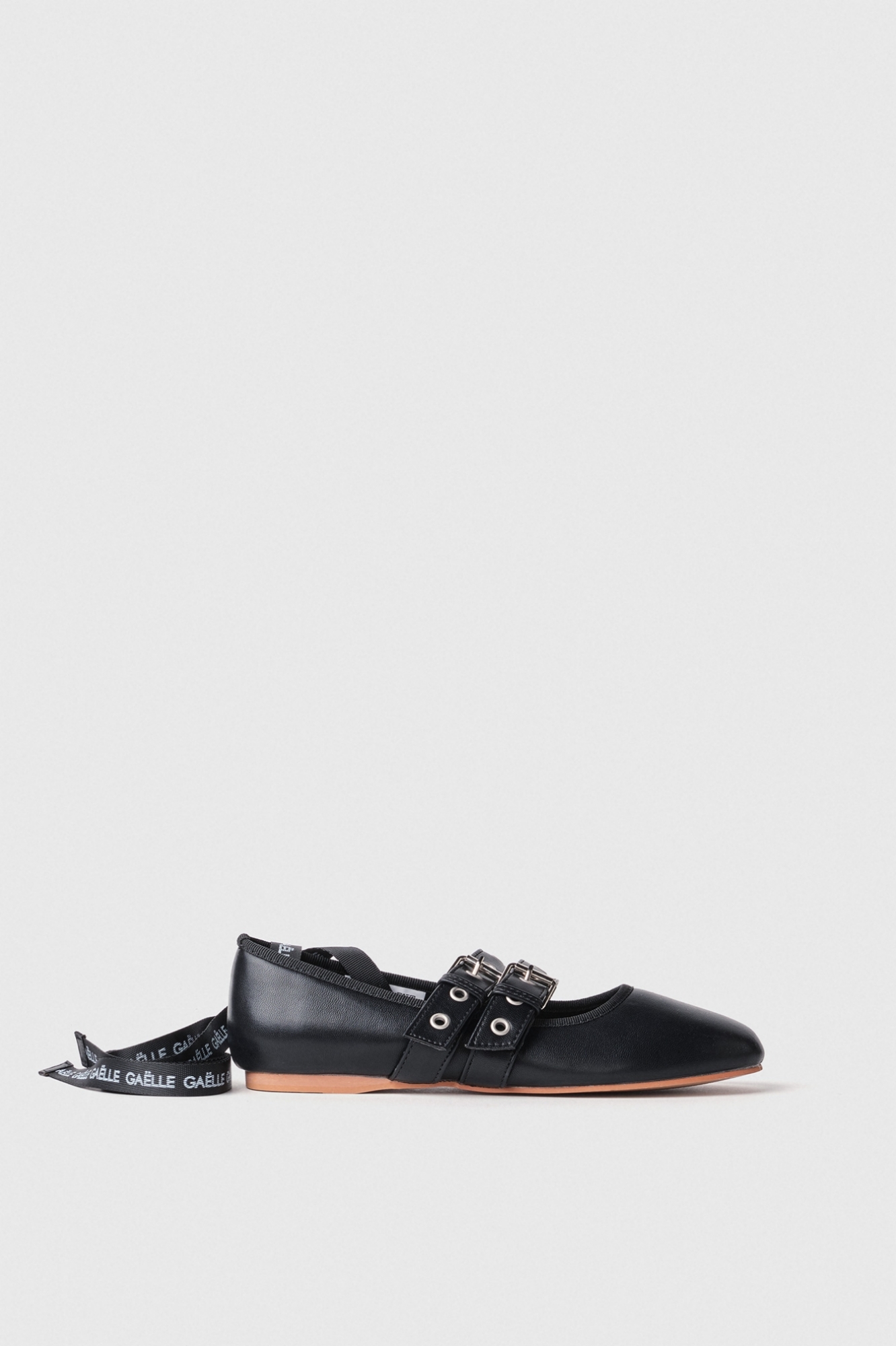 Ballerina flat in ecopelle con allacciatura in gros logato • Nero