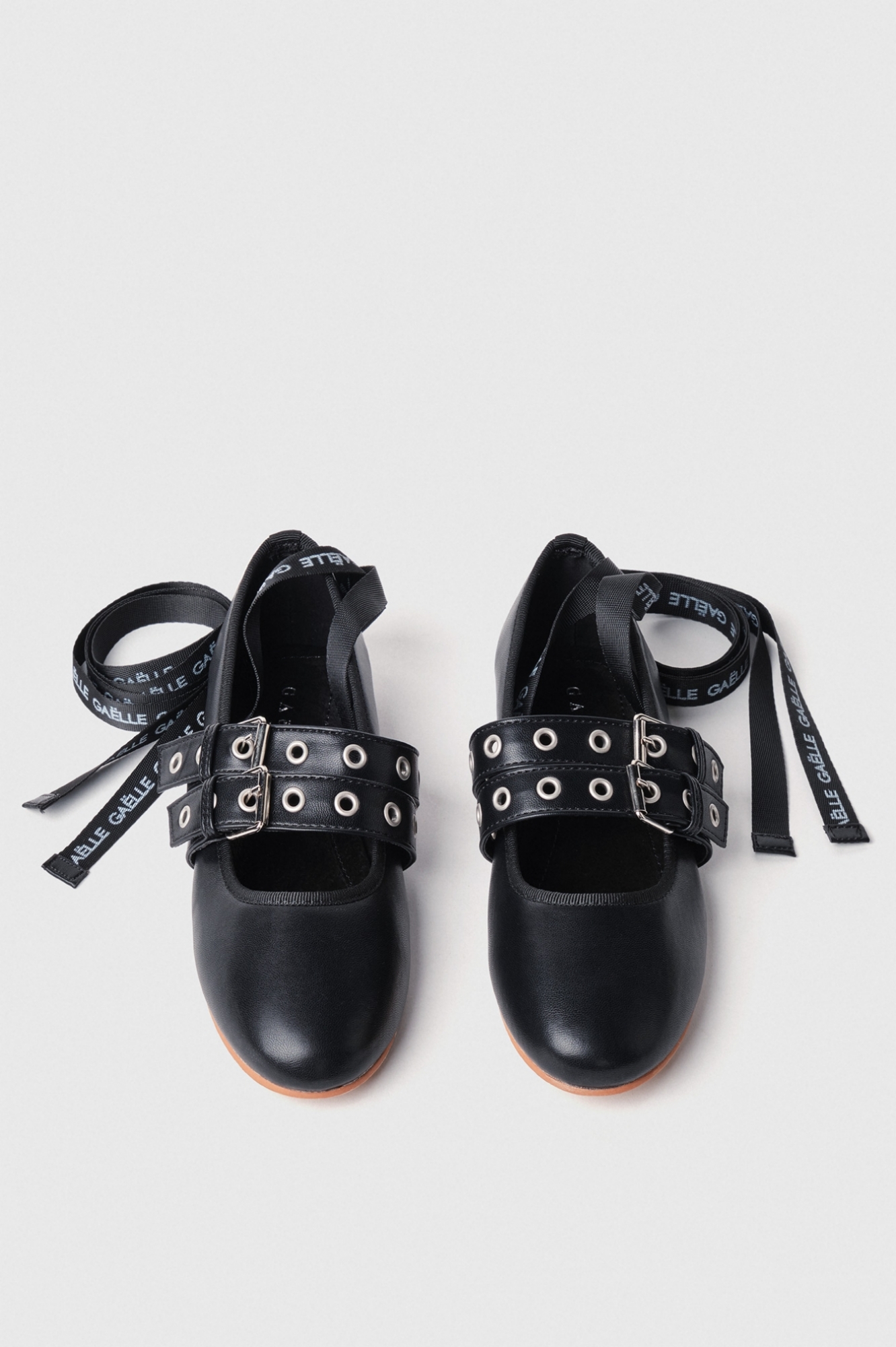 Ballerina flat in ecopelle con allacciatura in gros logato • Nero