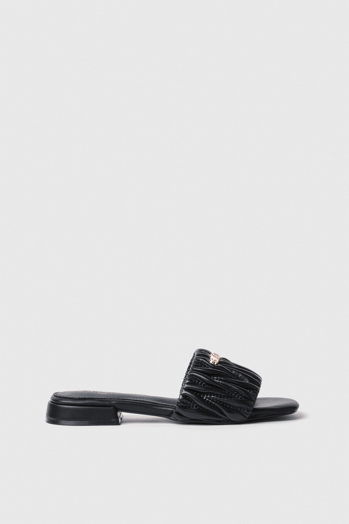 Sandalo in matelasse' con placchetta logo • Nero