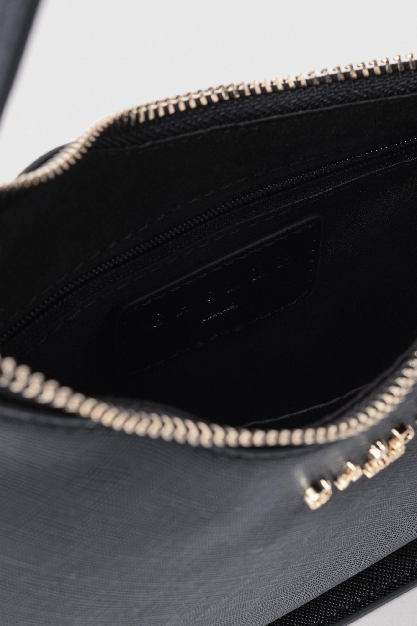 Mini hand bag con logo in metallo e logo catena su tracolla • Nero