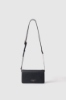 Mini shoulder strap con logo in metallo e logo catena su tracolla • Nero
