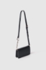 Mini shoulder strap con logo in metallo e logo catena su tracolla • Nero